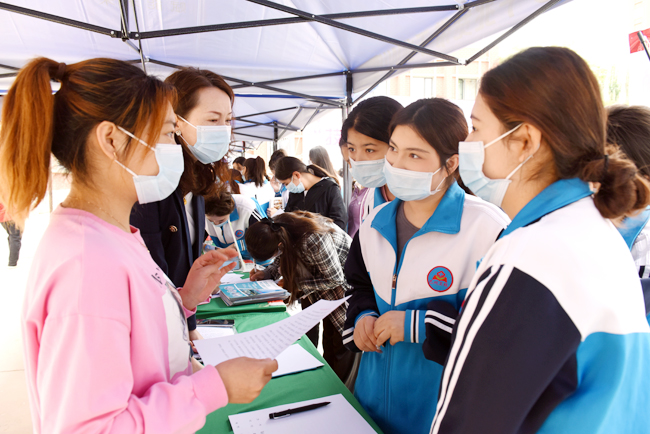 巴州卫生学校举行校园招聘会