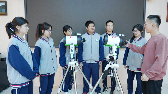 中央代表团“星空礼物”情暖巴州校园